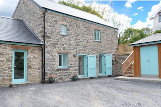 The Hayloft with parking area in the front