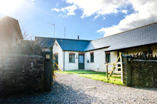 Outside Toes Rock Cottage, driveway leading to entrance