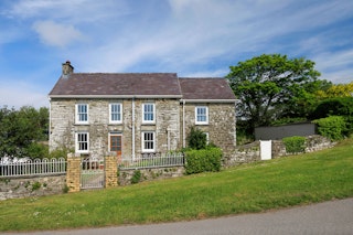Outside front view of Croes y Bryn cottage