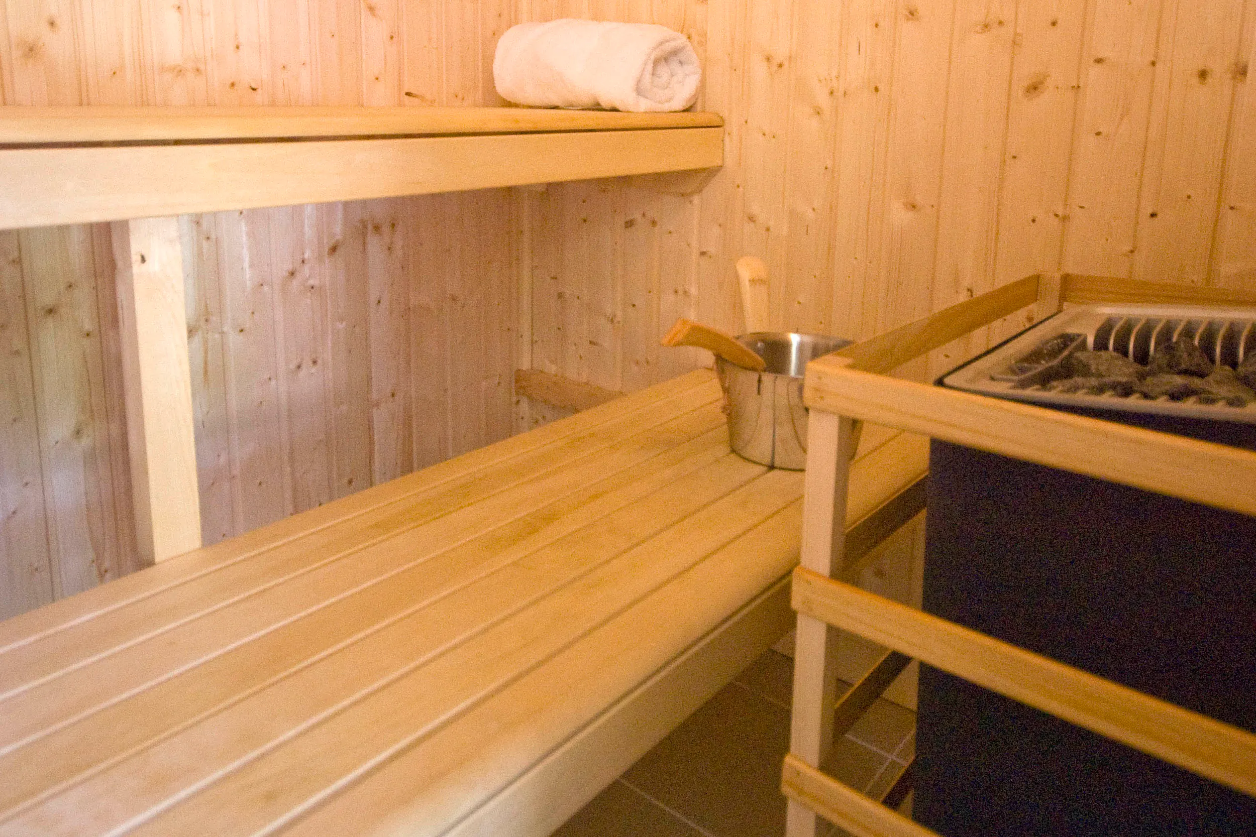 Hot tub and sauna suite