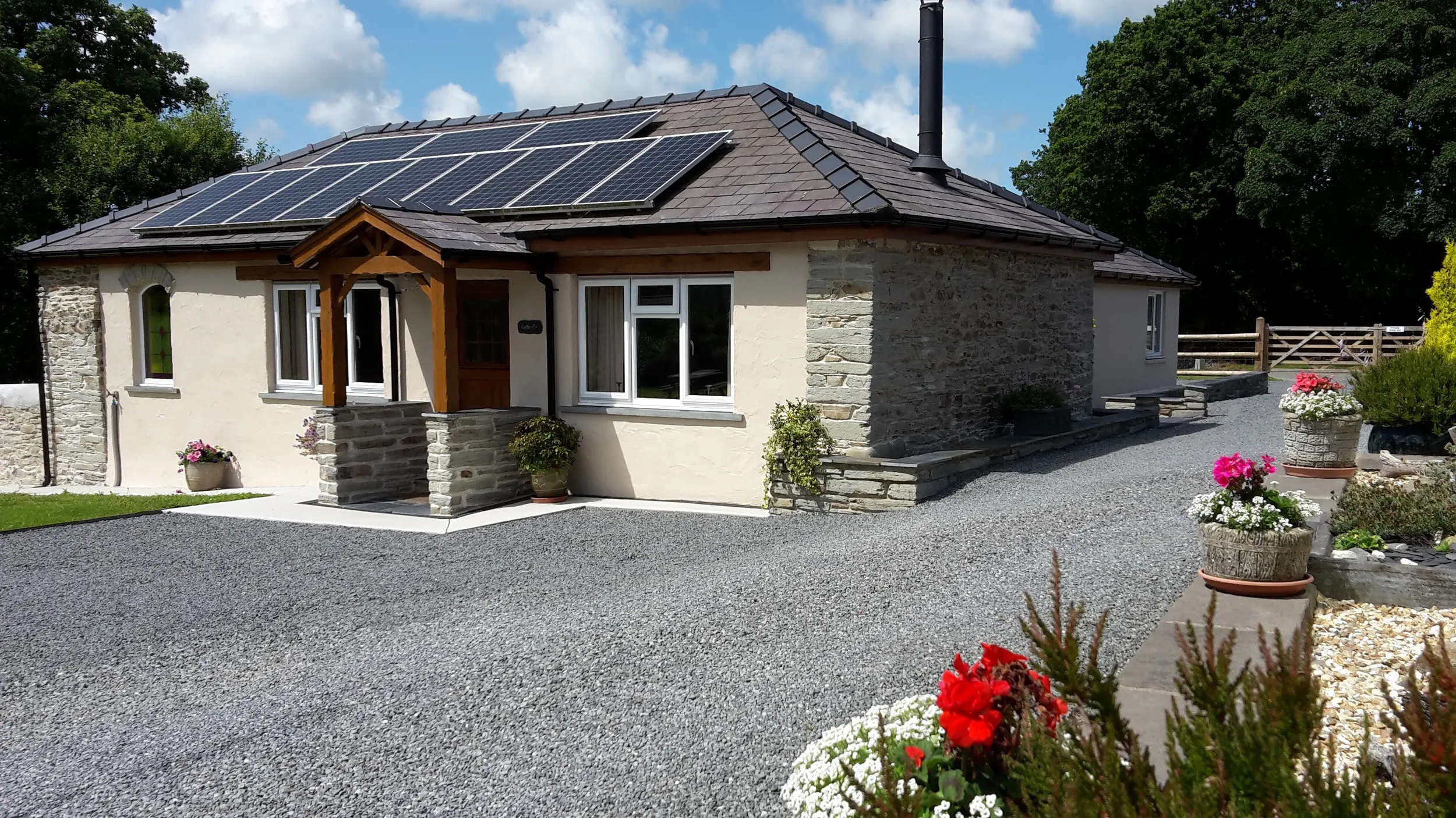 Cothi Cottage with gravel driveway at the front